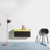 - Modern golvlampa med avvikande design och rosa bas.