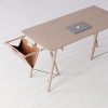 Lättanvänd skrivbord med förvaringskorg och modern design.